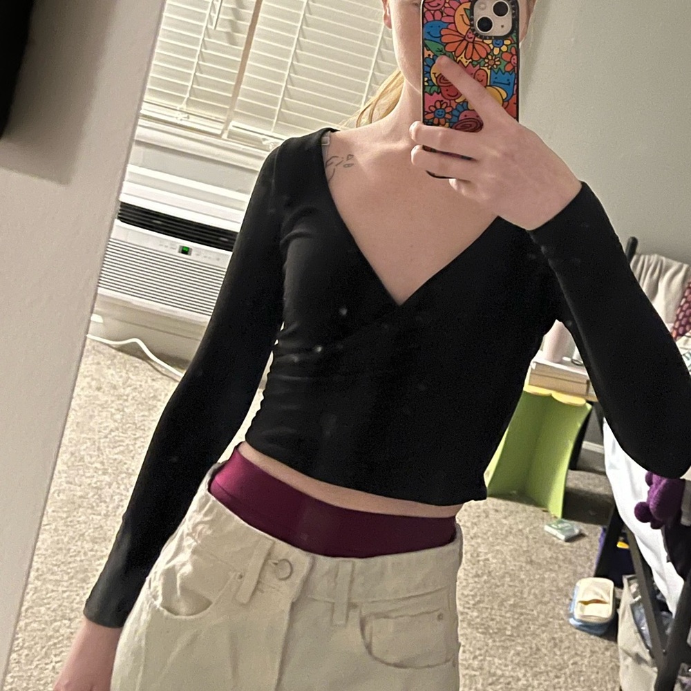 Windsor Black Small cross long sleeved crop